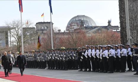 Kanselir Jerman Olaf Scholz (ki) menyambut Presiden Filipina Ferdinand Romualdez Marcos Jr. (ka) dalam upacara resmi di Berlin, Jerman, 12 Maret 2024. 