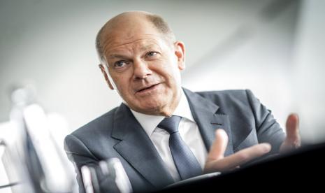 Kanselir Jerman Olaf Scholz saat diwawancarai di Berlin, Jumat (17/2/2022).