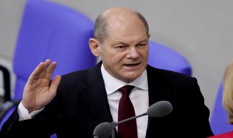 Kanselir Jerman terpilih yang baru Olaf Scholz dilantik oleh Presiden parlemen Baerbel Bas di Bundestag Parlemen Jerman di Berlin, Rabu, 8 Desember 2021.