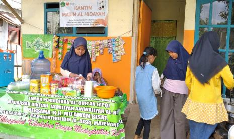 Kantin Madrasah Diniyah Al Hidayah inisiasi pengurus Madrasah Diniyah Al Hidayah dengan relawan Rumah Zakat sekarang memiliki tempat sendiri untuk menjual dagangannya, Rabu (9/9).