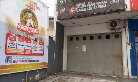 Kantor Aksi Cepat Tanggap (ACT) di Jalan Lodaya, Kota Bandung kurang lebih sudah satu pekan tutup sementara. Penutupan dilakukan pasca kebijakan Kementerian Sosial (Kemensos) mencabut izin pengumpulan donasi dan barang tanggal 5 Juli lalu.