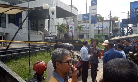 Kantor bank BRI cabang Garut di jalan Ahmad Yani mendapat ancaman bom, Rabu (14/2).