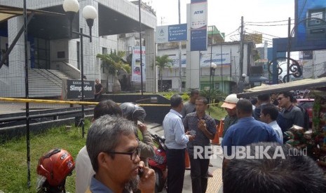 Kantor bank BRI cabang Garut di jalan Ahmad Yani mendapat ancaman bom, Rabu (14/2).