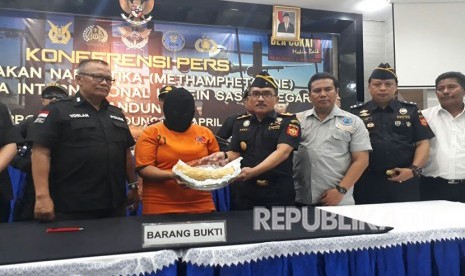 Kantor Bea Cukai Bandung menggagalkan penyelundupan narkotika jenis Sabu seberat 665 gram di Bandara Husein Sastranegara. 