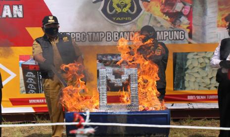 Kantor Bea Cukai Lampung melaksanakan pemusnahan barang bukti hasil penindakan, Selasa (15/9).