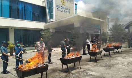 Kantor Bea Cukai Teluk Bayur, Kota Padang memusnahkan 6 juta batang rokok ilegal hasil penindakan, Kamis (1/11). 