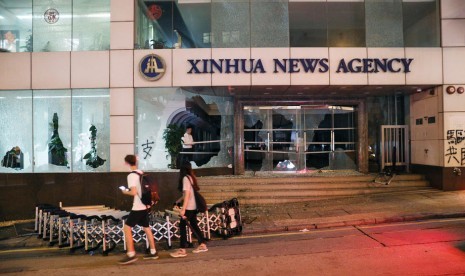 Kantor berita Cina, Xinhua di Hong Kong dirusak demonstran, Sabtu (2/11). Unjuk rasa di Hong Kong telah memasuki pekan ke-22.