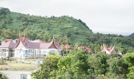 Kantor Bupati Solok. Pemerintah Kabupaten Solok, Sumatra Barat, menyatakan pasien ketiga Covid-19 inisial En (52) dari Nagari Surian dinyatakan telah sembuh setelah menjalani tujuh kali tes swab. Kabupaten tersebut kembali masuk ke zona hijau.