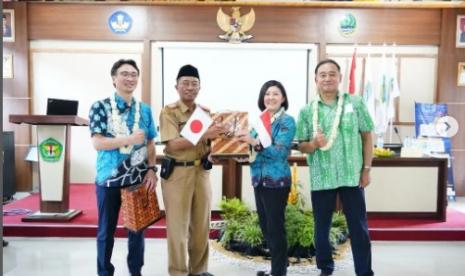 Kantor Cabang Dinas (KCD) Pendidikan Jawa Barat (Jabar) Wilayah XII Tasikmalaya membuka peluang untuk lulusan sekolah menengah kejuruan (SMK) di Tasikmalaya untuk bekerja di Jepang. KCD Wilayah XII telah menggandeng Tokyo Biso Kogyo Corporatio, perusahaan asal Jepang, untuk dapat menyerap tenaga kerja lulusan SMK asal Tasikmalaya.