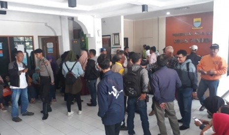 Kantor Dinas Pendidikan Kota Bandung didatangi orangtua murid dan pengunjuk rasa yang mengeluhkan aturan zonasi dalam PPDB, Kamis (12/7). 