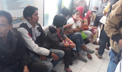 Kantor Dinas Pendidikan Kota Bandung didatangi orangtua murid dan pengunjuk rasa yang mengeluhkan aturan zonasi dalam PPDB, Kamis (12/7). 