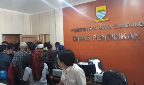 Kantor Dinas Pendidikan Kota Bandung didatangi orang tua murid dan pengunjuk rasa yang mengeluhkan aturan zonasi dalam PPDB, Kamis (12/7). 