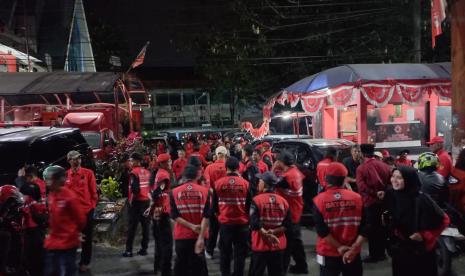 Kantor DPD PDIP Jawa Barat dipenuhi oleh ratusan kader, simpatisan hingga relawan yang hendak mengantarkan pasangan bakal calon Gubernur Jawa Barat dan Wakil Gubernur Jawa Barat ke KPU Jabar, Kamis (29/8/2024) malam.