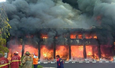 Kantor Gubernur Kalimantan Tengah mengalami kebakaran pada Ahad (1/11) siang. 