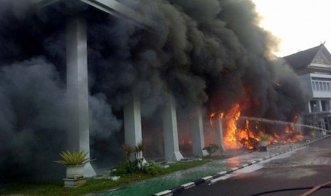 Kantor Gubernur Kalimantan Tengah mengalami kebakaran pada Ahad (1/11) siang. 