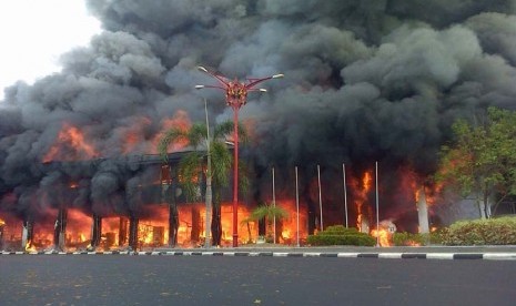 Kantor Gubernur Kalimantan Tengah mengalami kebakaran pada Ahad (11/1). 