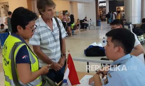 Kantor Imigrasi Kelas I Mataram memberikan pelayanan keimigrasian bagi warga negara asing (WNA) yang terdampak gempa Lombok di Bandara Internasional Lombok pada Rabu (8/8).