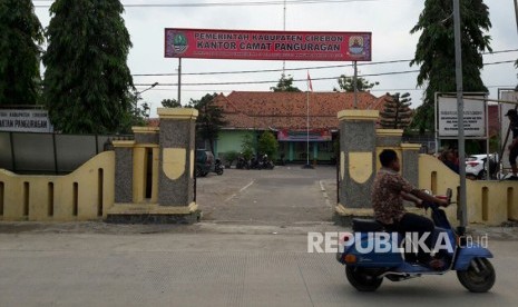 Kantor Kecamatan Panguragan, Kabupaten Cirebon, Jumat  (8/12). Banyaknya warga yang menjalankan usaha rongsokan membuat daerah tersebut dikenal sebagai kampung rongsokan. 