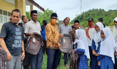 Kantor Kementerian Agama Kabupaten Aceh Besar menggelar bakti sosial (Baksos) sebagai bentuk perhatian kelada masyarakat Pulo Aceh, salah satu pulau terluar di Provinsi Aceh. Letak geografis tak menjadi halangan Kemenag Kabupaten Aceh hadir di sana, untuk memberikan pelayanan terbaik kepada warga terpencil. 