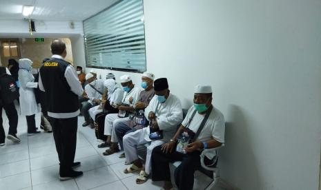 Kantor Kesehatan Haji Indonesia (KKHI) Madinah menggelar Medical Check Up (MCU) kepada jamaah haji gelombang dua di lima kelompok terbang (kloter). MCU perdana ini dijadwalkan kepada jamaah haji di lima kloter di antaranya JKG24, MES08, BTJ05, SOC22, UPG03, Sabtu ,(33/7). 