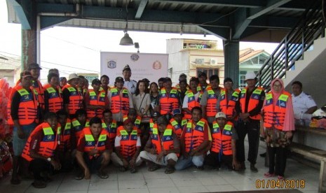 Kantor KSOP Kelas IV Muara Angke membagikan life jacket kepada para nelayan.