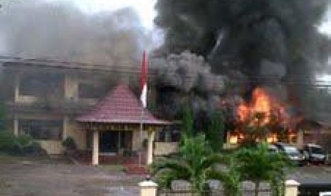 Kantor Mapolres OKU Dibakar Tentara