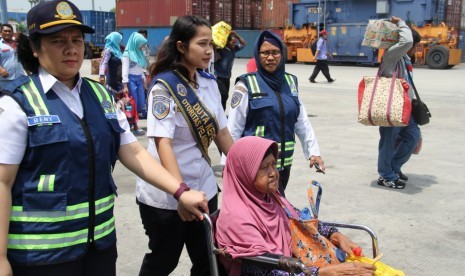  Kantor Otoritas Pelabuhan Utama Tanjung Priok menggelar kegiatan “OP Tanjung Priok Bakti Mertua” di Pelabuhan Tanjung Priok Jakarta.