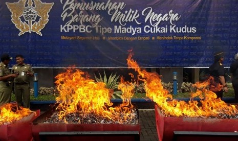 Kantor Pelayanan dan Pengawasan Bea Cukai (KPPBC) Tipe Madya Kudus memusnahkan 18 ton barang bukti penindakan rokok ilegal (tanpa cukai), Barang bukti ini merupakan hasil dari penindakan Bea Cukai Kudus selama periode Februari 2017 hingga Juli 2017, Selasa (19/12).