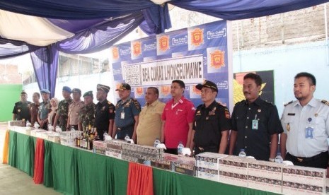 Kantor Pengawasan dan Pelayanan Bea Cukai Lhokseumawe, Provinsi Aceh, melakukan pemusnahan rokok dan minuman ilegal yang bertempat di kantor Bea Cukai setempat, Kamis (27/7).