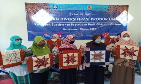 Kantor Perwakilan (KPw) Bank Indonesia (BI) Solo menyelenggarakan pelatihan Diversifikasi Produk untuk Paguyuban Batik Giriarum, Girilayu, Kabupaten Karanganyar, Jawa Tengah, Selasa (5/10).