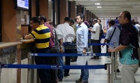 Warga melakukan pembayaran pajak kendaraan bermotor dan Surat Tanda Nomor Kendaraan (STNK) di Samsat Polda Metro Jaya, Jakarta, Rabu (22/7).   (Republika/Yasin Habibi)