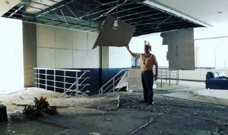  Kantor Sekertariat Daerah Kabupaten Tasik mengalami rusak akibat gempa yang terjadi Jumat, (15/12) tengah malam.