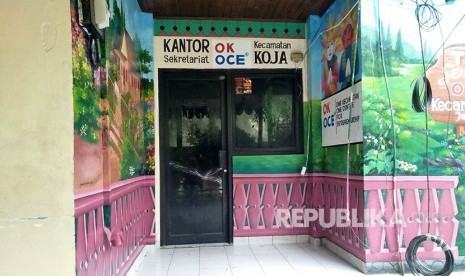 Kantor Sekretariat OK OCE Kecamatan Koja, Jakarta Utara sedang dalam tahap penyelesaian. Rabu (29/11).