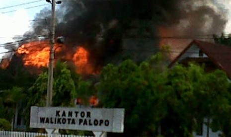  Kantor Walikota Palopo dibakar massa saat terjadi kerusuhan di Palopo, Sulawesi Selatan, Ahad (31/3).