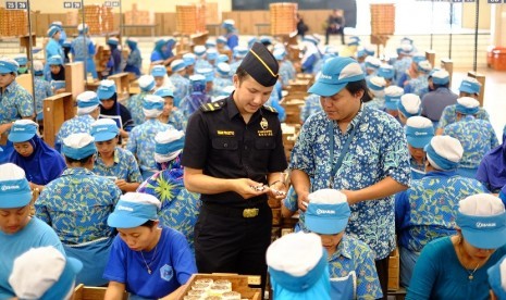 Kantor Wilayah Bea Cukai Bali, NTB, dan NTT (Kanwil Bea Cukai Bali Nusra) beserta kantor-kantor pengawasan Bea Cukai di lingkungan Bali dan Nusa Tenggara melaksanakan Operasi Gempur Rokok Ilegal.