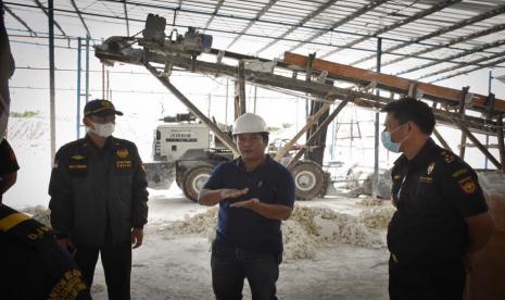 Kantor Wilayah Bea Cukai Jawa Barat dan Bea Cukai Sumatera Bagian Timur (Sumbagtim) di masing-masing wilayah melakukan kegiatan customs visit customer (CVC). Hal ini dilakukan dalam rangka memantau kinerja pelaku usaha khususnya di bidang kepabeanan dan cukai.