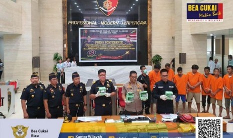 Kantor Wilayah Bea Cukai Riau bersama Bareskrim Polri gelar konferensi pers hasil tangkapan sebanyak 59kg Sabu/Metamphetamine dan 30 butir ekstasi, pada Rabu (12-2) di kantor Bareskrim Polri.