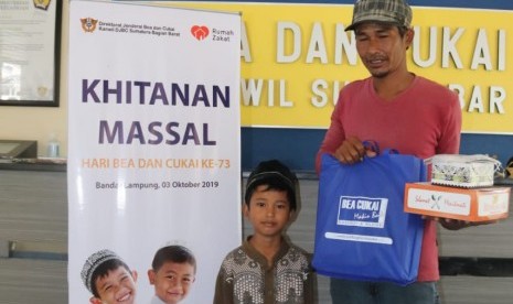 Kantor Wilayah Direktorat Jenderal Bea Cukai (DJBC) Sumatra Bagian Barat (Sumbagbar) bekerja sama dengan Rumah Zakat Lampung menyelenggarakan khitanan massal, Kamis (3/10). 