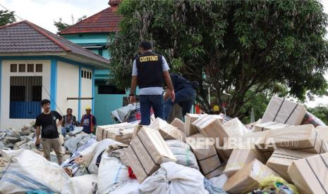 Kantor Wilayah (Kanwil) Bea Cukai Kalimantan Bagian Barat (Kalbagbar) musnahkan barang yang menjadi milik negara (BMMN) eks kepabeanan dan cukai periode penindakan tahun 2023 sampai November 2024.