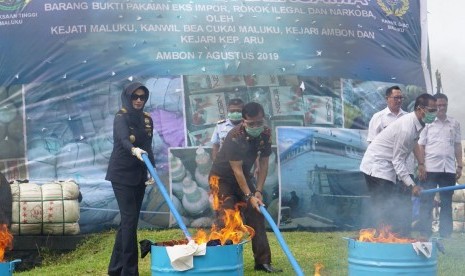 Kantor Wilayah (Kanwil) Bea Cukai Maluku bekerja sama dengan Kejati Maluku melaksanakan pemusnahan barang rampasan negara berupa pakaian bekas eks impor dan narkoba.