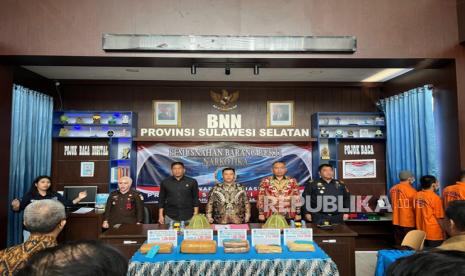 Kantor Wilayah (Kanwil) Bea Cukai Sulawesi Bagian Selatan (Sulbagsel) turut musnahkan 6,21 kg barang bukti narkotika gol. I jenis ganja bersama BNNP Sulawesi Selatan pada Selasa, 19 November 2024 di Kantor BNNP Sulawesi Selatan.