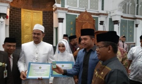 Kantor Wilayah Kementerian Agama Provinsi Aceh melalui Kankemenag Banda Aceh, menyalurkan kartu nikah secara perdana. Penyerahan kartu nikah ini diberikan kapda pasangan yang baru menikah mulai Jumat (1/2). 