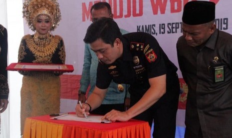 Kanwil Bea Cukai Sumbagtim dan Bea Cukai Lhokseumawe mencanangkan pembangunan zona integritas menuju wilayah bebas dari korupsi (WBK) dan wilayah birokrasi bersih dan melayani (WBBM) pada hari Rabu (18/9) dan Kamis (19/9).