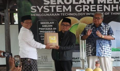 Kanwil Kemenag Lampung Puji Rajarjo (kanan) saat menghadiri program Sekolah Melon 