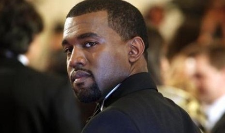 Penyanyi Kanye West merupakan pemilik jenama Yeezy. Perusahaannya digugat karena dianggap melanggar kode etik berbisnis yang berlaku di California, AS.