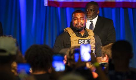  Kanye West melakukan kampanye pemilihan presiden pertamanya, Senin (20/7) waktu Indonesia, di North Charleston. West bertekad maju di Pilpres AS 2024 setelah gagal di pemilihan tahun ini.