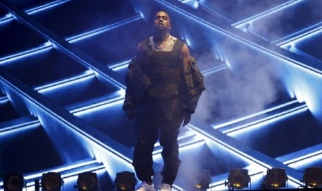 Kanye West membawakan lagu All Day saat tampil di Billboard Music Award, Las Vegas