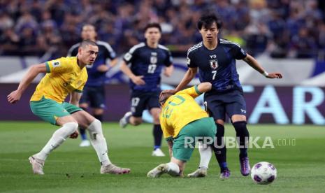 Kaoru Mitoma (right) of Japan in action during the FIFA 2026 FIFA World Cup qualifying soccer match against Australia at Saitama Stadium, Saitama, Japan, October 15, 2024.