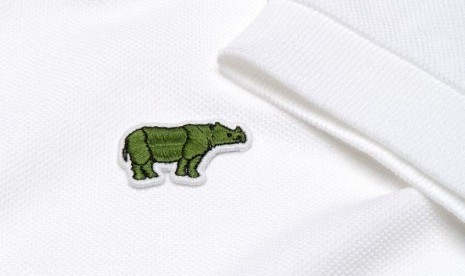 Kaos Lacoste dengan gambar badak Jawa.