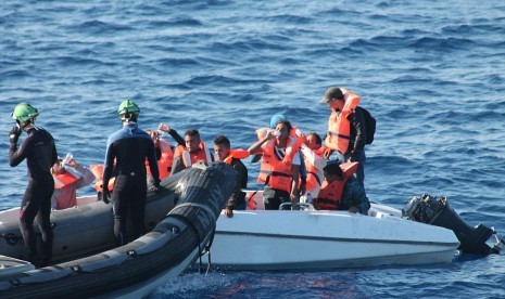 Kapal Angkatan Laut Irlandia pada Sabtu (5/9) menyelamatkan 329 orang dari tiga kapal di Laut Tengah.